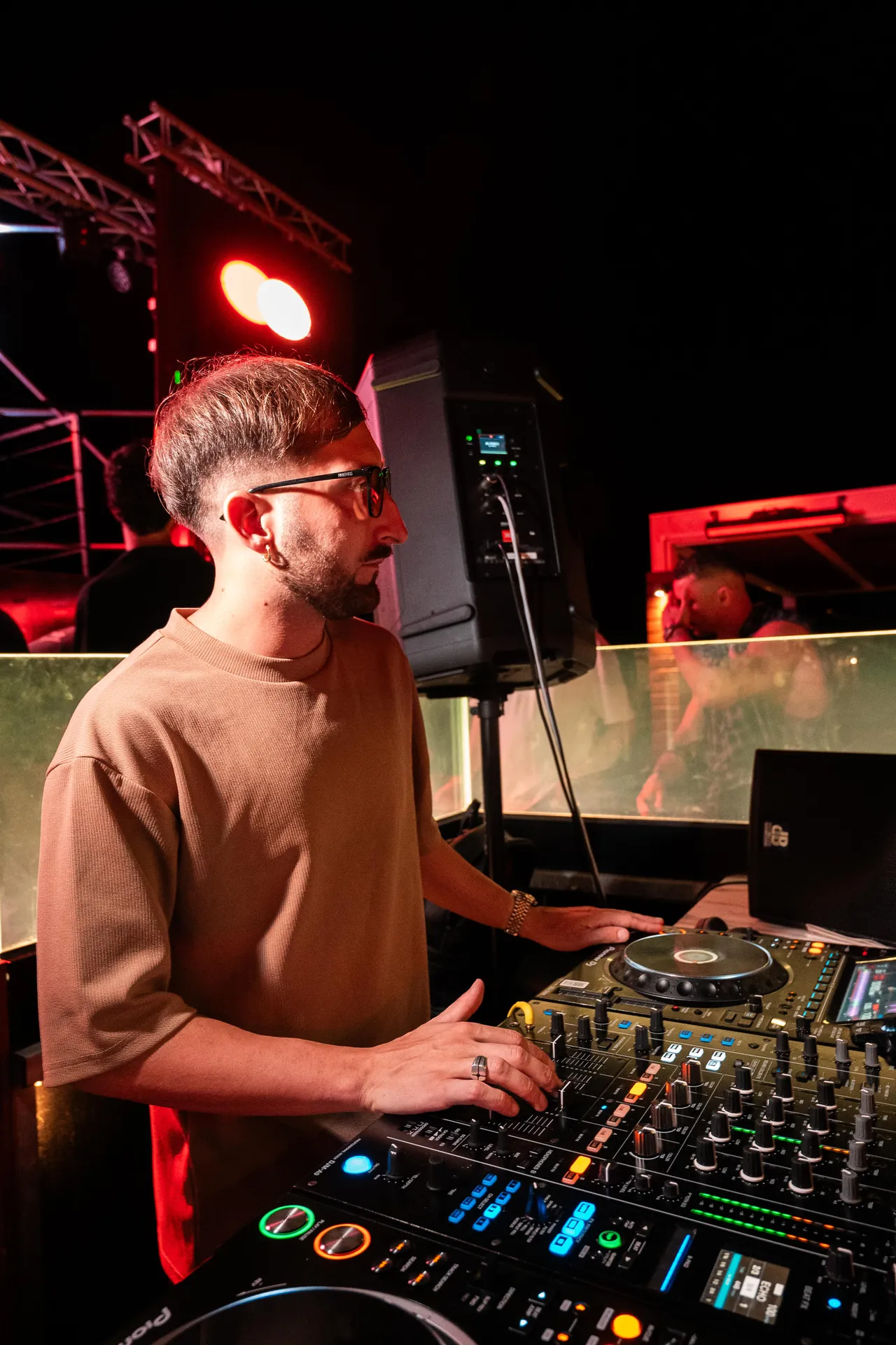 Alessio Mosti al mixer Pioneer DJ