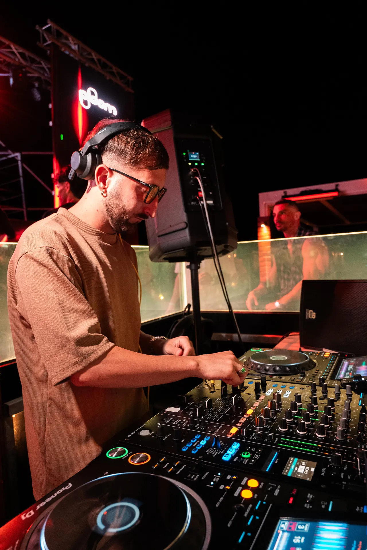 Alessio Mosti con cuffie da DJ