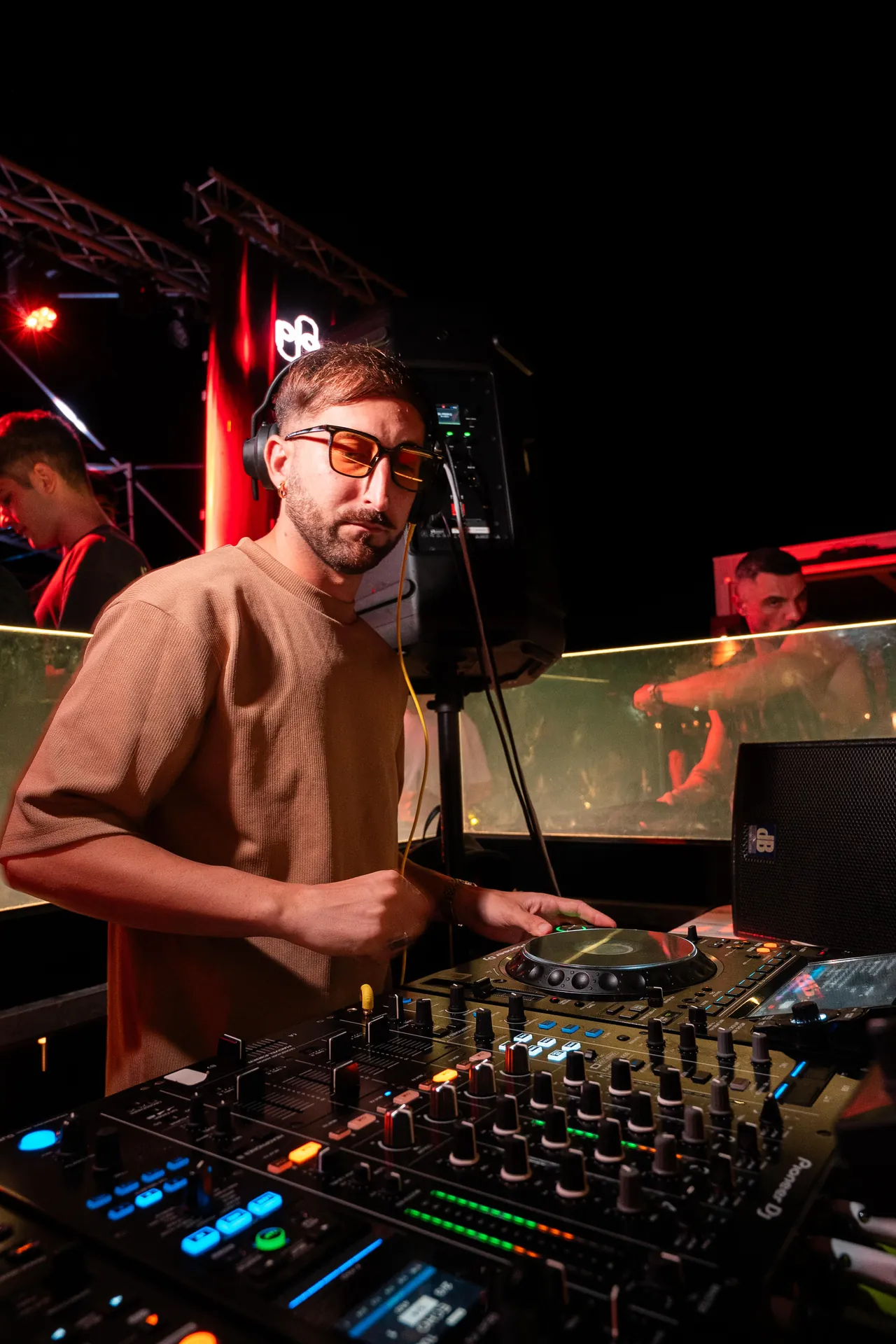 Alessio Mosti al mixer durante un live set
