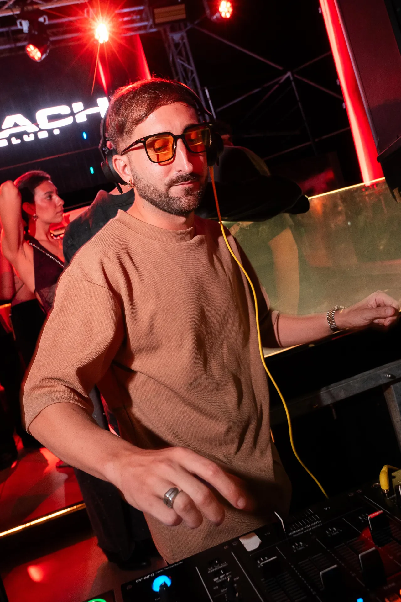 Il pubblico balla durante il set di Alessio Mosti