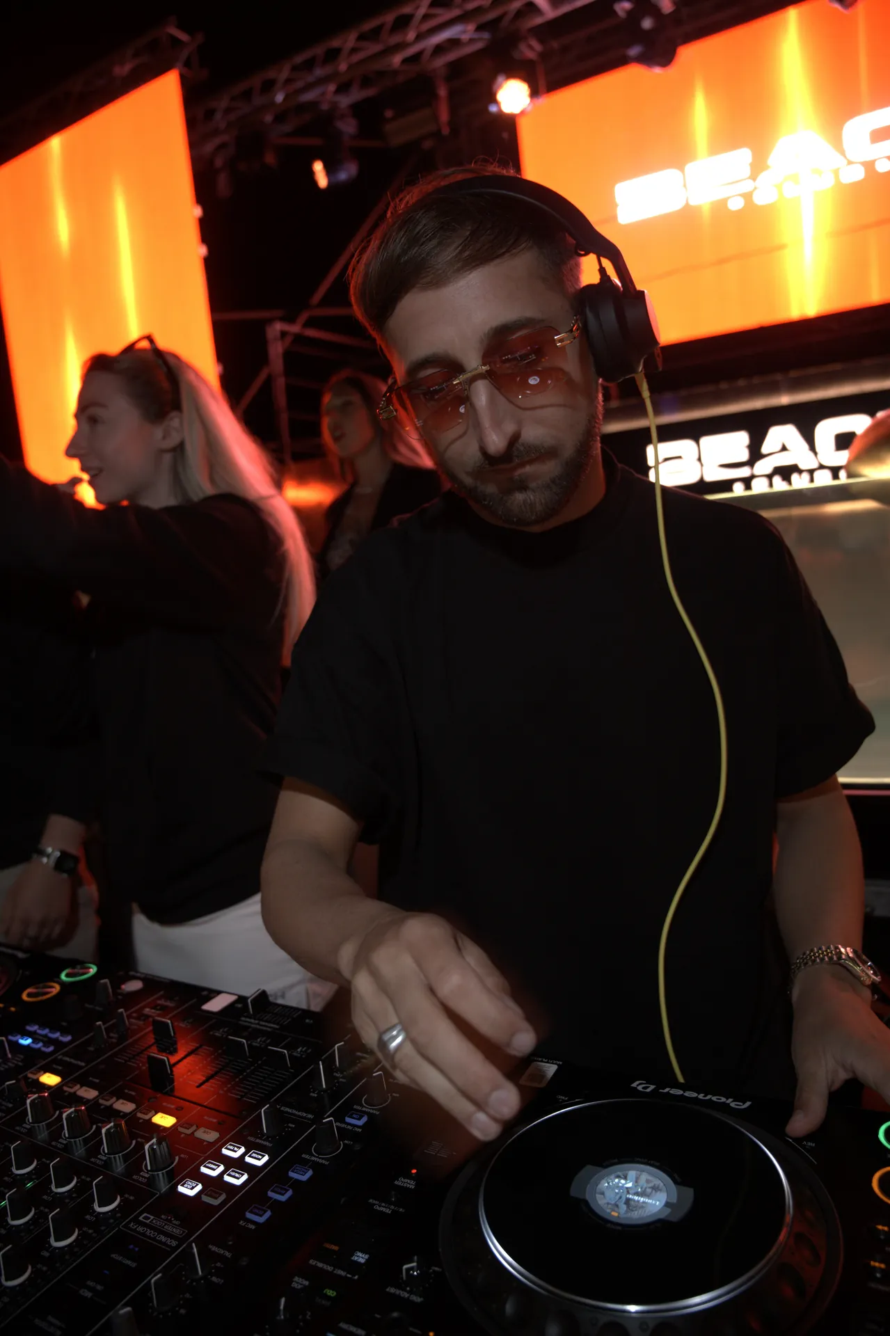 Alessio Mosti durante il live al Beach Club