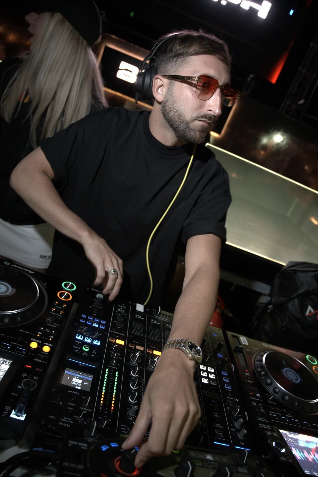Alessio Mosti in consolle con il pubblico in primo piano
