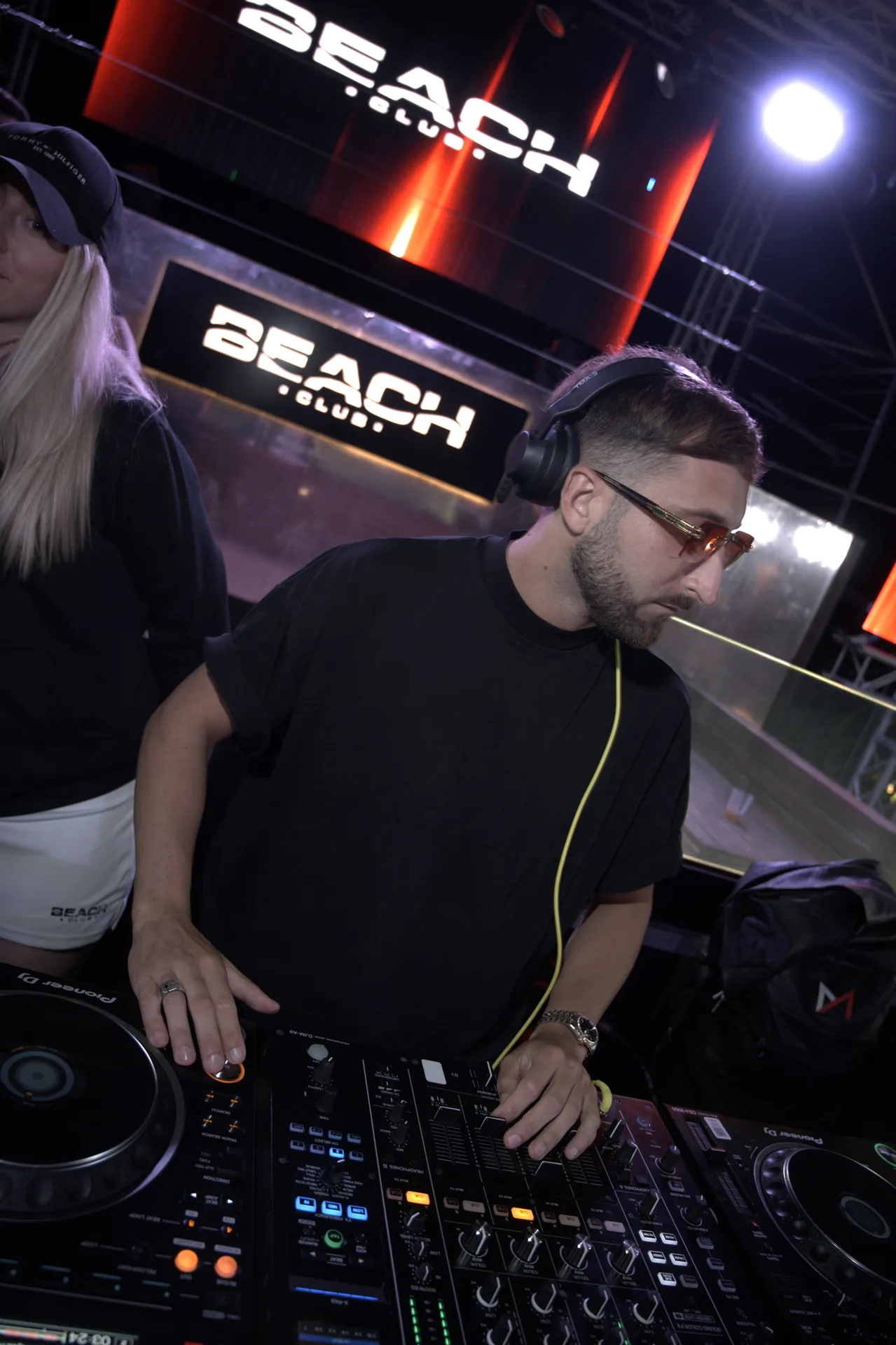 Alessio Mosti sul palco del Beach Club